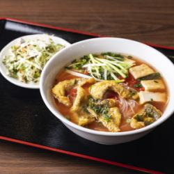 ブンリュウクア(米粉麺ブン、新鮮なカニ肉、豆腐のブロック、トマトの煮込み)