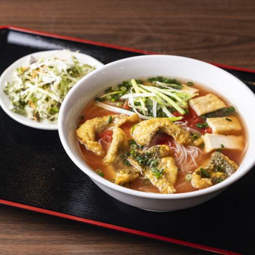 ブンリュウクア(米粉麺ブン、新鮮なカニ肉、豆腐のブロック、トマトの煮込み)
