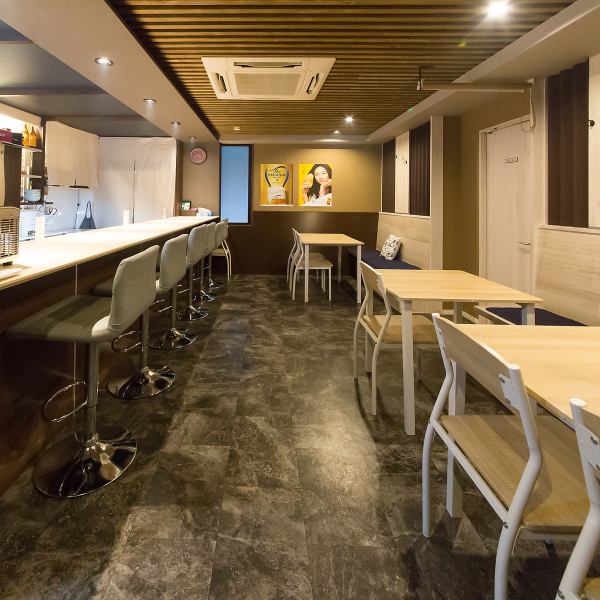 朝まで営業している当店では、焼き鳥を中心に多彩なメニューを取り揃えています。仲間と楽しい時間を過ごすのにぴったりな居酒屋です！