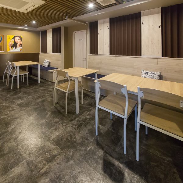 仕事帰りのリフレッシュにも最適な場所で、アットホームな雰囲気の中でちょっと一杯を楽しめます。全16席で、ゆったりした時間をお過ごしください◎