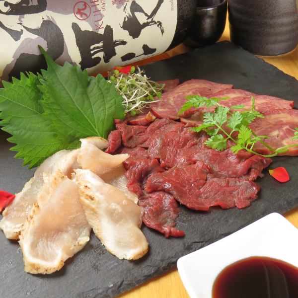 Assorted meat sashimi, specially selected horse sashimi, and chicken tataki sashimi