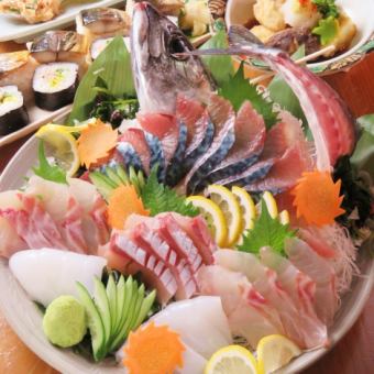 推荐参加欢迎会和告别会【附2小时无限畅饮】8道菜的宴会套餐，配有著名的鲭鱼生鱼片6,000日元（含税）