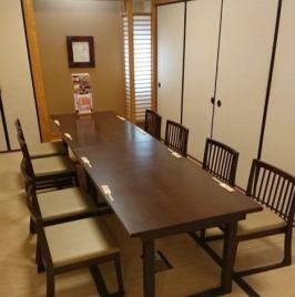 [Private room with tatami table (6-24 people)] The completely private room is perfect for company banquets and business occasions with a toast, as well as for gatherings with relatives.The table and chairs can be changed to a low table and cushions, so please contact us for more details.