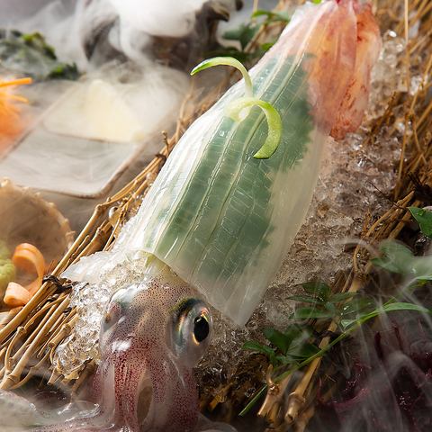 A shop where you can enjoy gorgeous seafood such as live squid and crab.