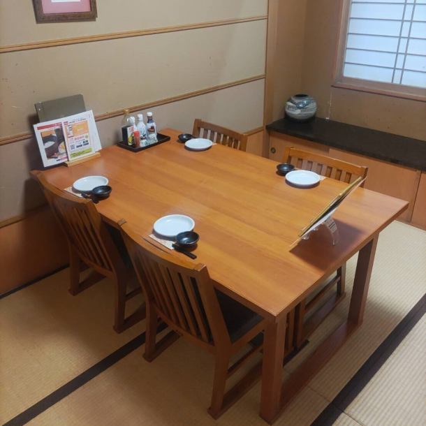 We have private rooms available where you can enjoy a meal with your family or friends without any worries.We also offer a lunch menu where you can enjoy our signature sashimi and set meals made with seasonal ingredients.Please feel free to use our restaurant for a leisurely lunch on your day off.