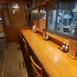 [Counter seats (up to 5 people)] You can enjoy watching the chef prepare the fish and chatting with the staff.Please come with your friends or fellow companions.