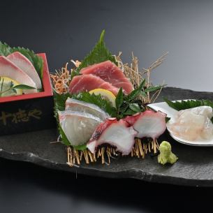 Five kinds of sashimi including medium fatty tuna