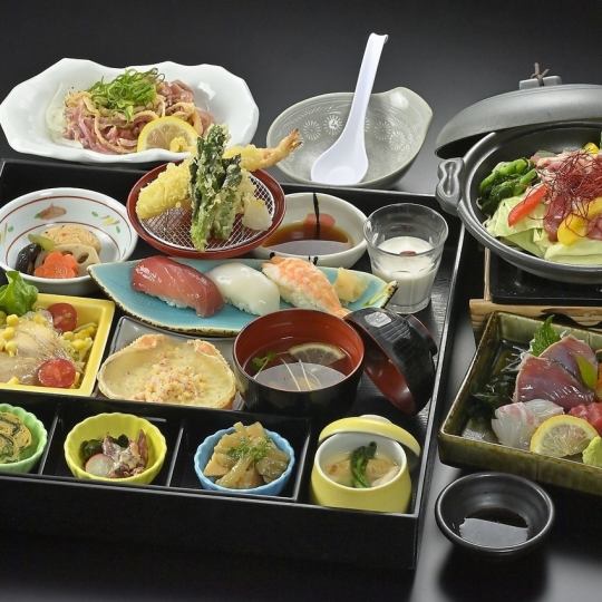 Food for celebrations and Buddhist ceremonies [Kiwami Gozen (Take)] Colorful vegetables on a ceramic plate in the style of beef sukiyaki, sashimi, etc. {Lunch and dinner time}