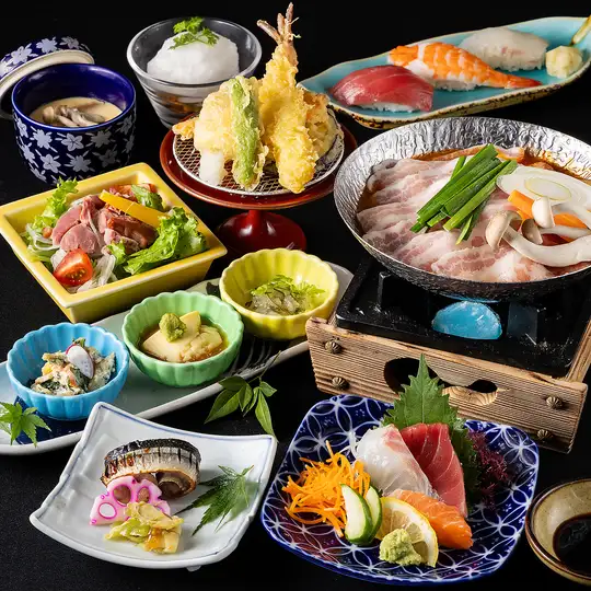 秋宴会【会席】豚バラチゲ小鍋に刺身盛り、秋刀魚幽庵焼きや天ぷら、寿司3貫《120分飲み放題付》