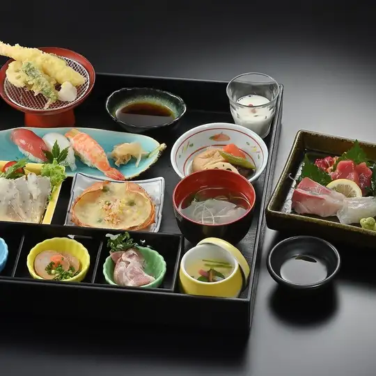 [Juttoku Gozen (Reservation Required)] Includes 3 kinds of sashimi, shrimp and seasonal vegetable tempura, sushi, etc. (Lunch & Dinner)