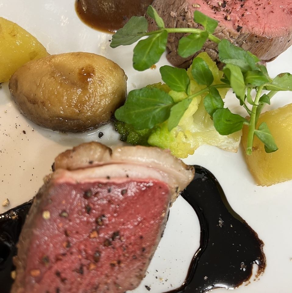 クリスマスコースメイン料理、仔牛とエゾジカのロースト、2種類のお肉が堪能出来ます