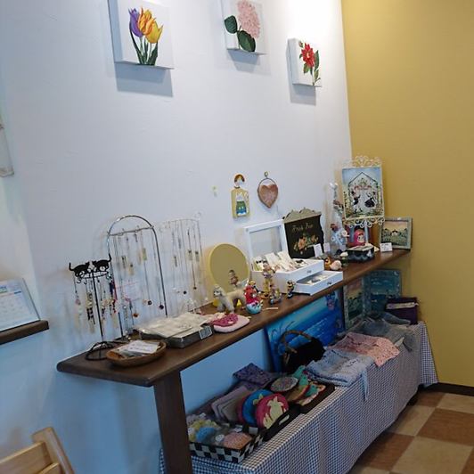 We have handmade accessories and accessories in one corner of the store.Please feel free to ask our staff if you have any favorite items!