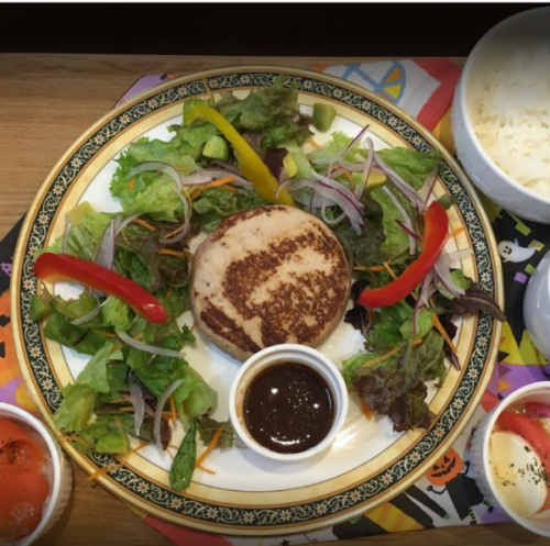 [Ladies Lunch] (Domestic chicken fillet and okara healthy hamburger) rice (bread) + soup + small salad