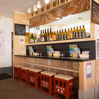 カウンター席は5席ご用意しており、お一人様でのサク飲みに最適です♪暖かみのある雰囲気の中、リラックスして食事やお酒を楽しむことができます！居心地の良い空間で、心ゆくまでゆっくりとお楽しみください！