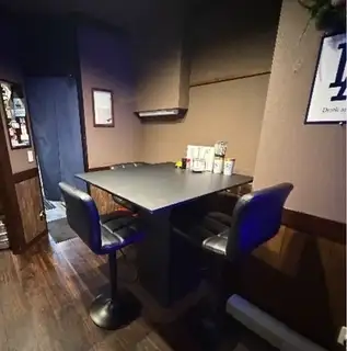 少人数での集まりに最適な、3名様掛けのテーブル席を1卓ご用意。店内ではリアルタイムで熱い野球中継が流れており、試合を応援しながらお酒を片手に一体となって盛り上がれます。お店の垣根を越えて自然とみんなが仲良くなれる温かい雰囲気があり、誰でも肩肘張らずに楽しいひとときを過ごせます。