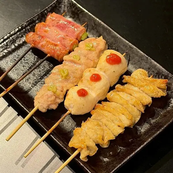 山口県産「長州どり」使用！旨味とジューシーな脂が溢れる、お酒に相性抜群な店主イチオシの極上焼き鳥