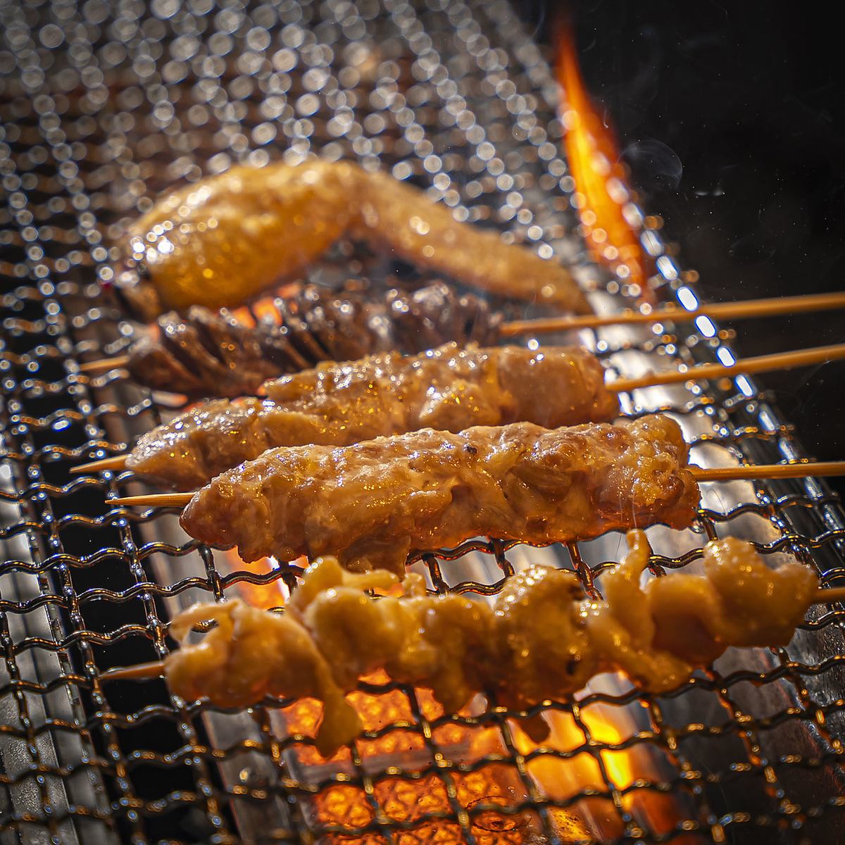 香ばしく焼けた焼鳥の旨さが疲れを癒す一杯をぐっと引き立てます