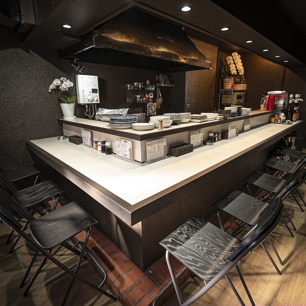 すべてがカウンター席となっており、どこに座っても店主の細やかなサービスが行き届く、温かみのある空間です。木のぬくもりを感じる落ち着いた内装は、都会の喧騒を忘れさせてくれる心地よさ◎お一人で静かにグラスを傾けるもよし、お隣同士で会話を楽しむもよし。贅沢な時間が流れる店内で、心ゆくまでお寛ぎください。