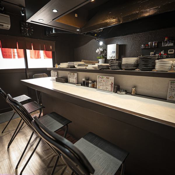 カウンター席の醍醐味は、なんといっても目の前で繰り広げられる調理風景です。焼き鳥がパチパチと音を立てて焼ける様子を間近で楽しめます。五感で料理を味わえるのは、全席カウンターの当店ならでは。店主との会話を楽しみながら、次の一杯や一皿を選ぶ贅沢なひととき。