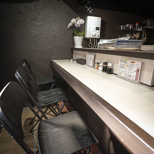 柔らかな照明が包み込む店内は、モダンでありながらどこか懐かしい落ち着いた雰囲気です。10席という限られた空間だからこそ、他のお客様を気にせずプライベート感を保ちながらお食事を楽しめます。横並びのカウンター席は、対面よりもリラックスして話ができるとカップルや親しいご友人同士にも大好評◎