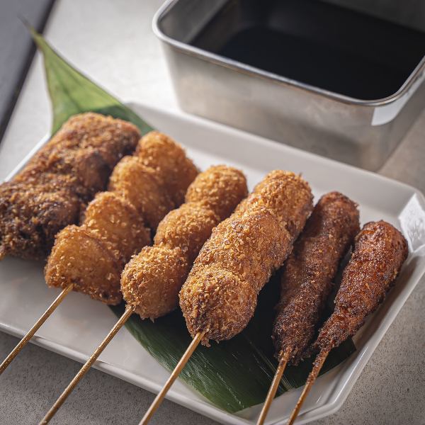 【衣がサクサク】ビールとの相性も抜群！揚げたてアツアツの串カツ