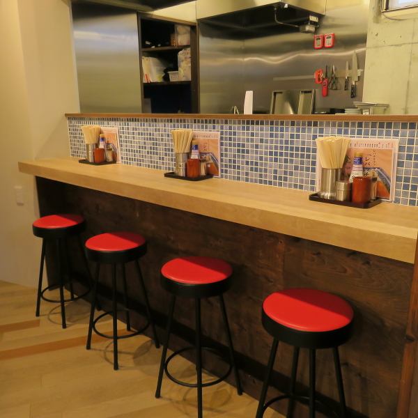 土日祝は12時から営業しており、昼飲みも大歓迎です！アットホームな雰囲気の店内で、お一人様でも気軽に立ち寄れます。お仕事帰りのサク飲みやご同僚・ご友人との楽しいひと時にぴったり。気軽に立ち寄れる居心地の良さが自慢です。あなたのご来店を心よりお待ちしております！