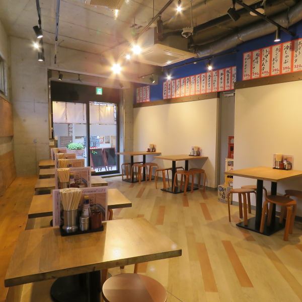 江古田駅南口から徒歩約2分の当店は、テーブル席は2名用が6席、4名用が3席あり、少人数の飲み会に最適です。居心地の良さと安さ、コスパの良さが自慢！わいわい楽しい飲み会にぴったりです。活気あふれる店内で、リーズナブルな価格で美味しい料理とお酒を楽しめます。