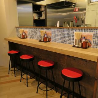 当店は、カウンター席が6席あり、おひとり様でも大歓迎です。お仕事終わりにふらりと立ち寄ればスタッフの元気でお客様の疲れを癒すべく一生懸命接客いたします。お客様はリラックスしてお酒とお食事をお楽しみください。