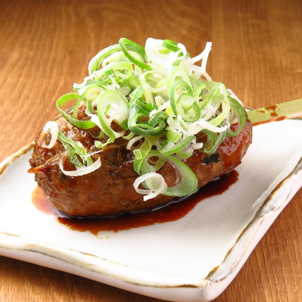 【まるでハンバーグのような肉汁たっぷりのつくね、お好みで卵と絡めて食べれば大満足！】特大つくね