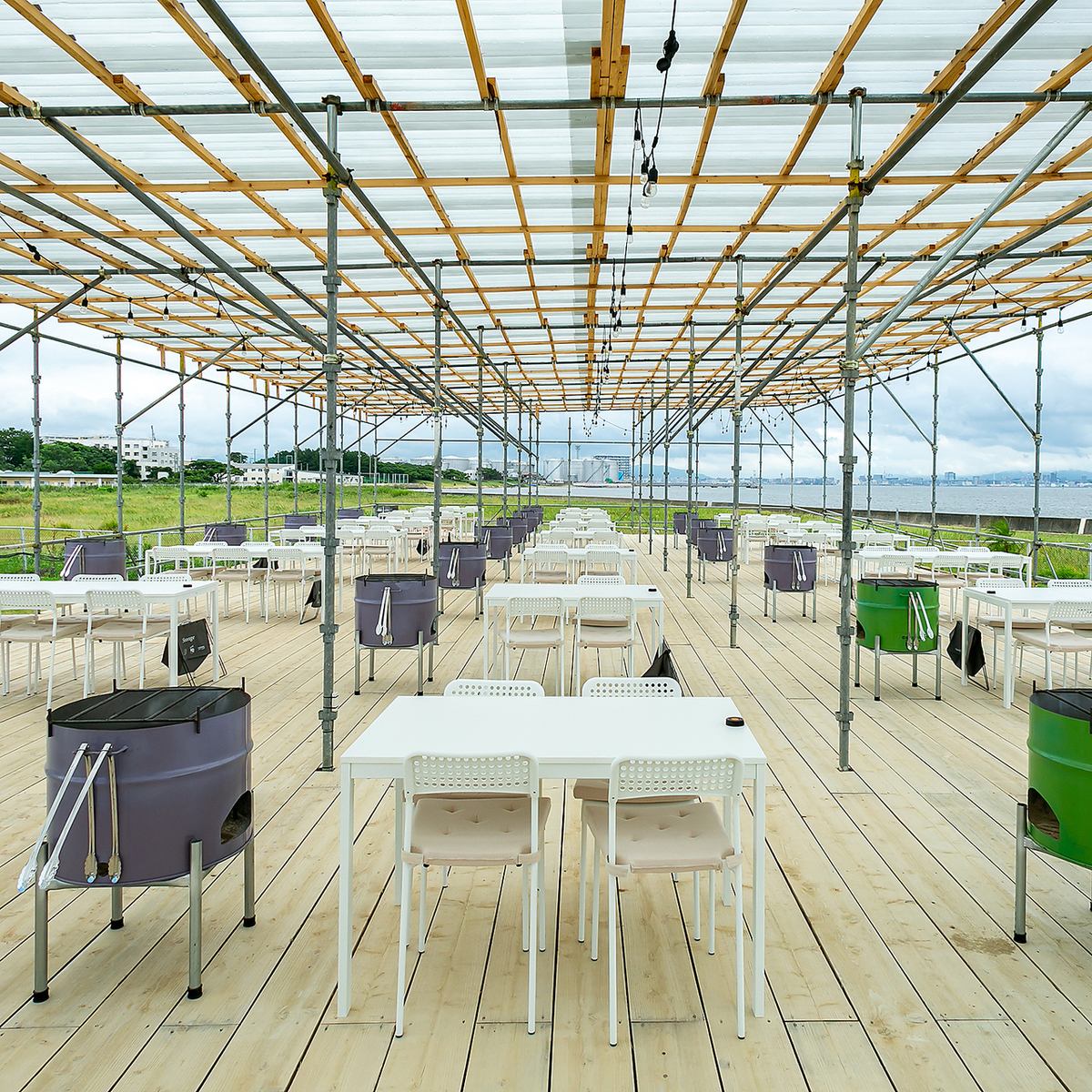 Enjoy BBQ while looking out at Hakata Bay in the open ceiling space!