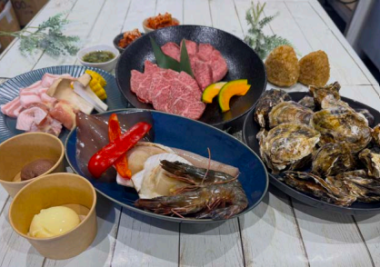 【特别海鲜海滩烧烤套餐】牡蛎、带壳扇贝、伊万里牛排等10道菜,每人5,000日元(含税)