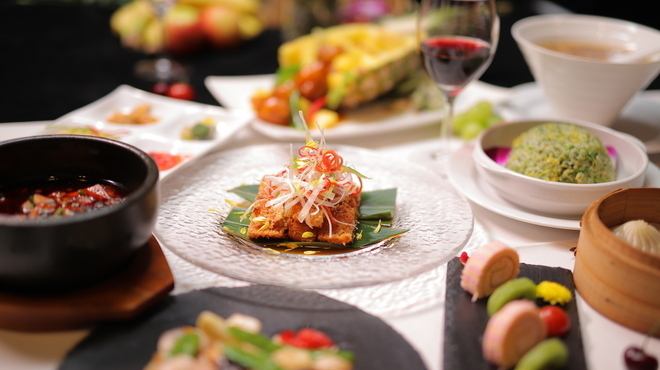 提供适合各种宴会的推荐套餐，包括9道菜品4,400日元（含税）起◎