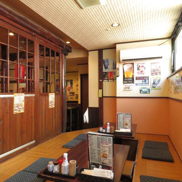 [Old nostalgic izakaya] The old-style restaurant has a variety of posters on it.This is an izakaya that has been a community-based izakaya for many years in local Atsugi City as well as office workers, so it is also used for drinking parties between families, couples, and friends.