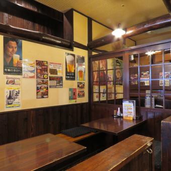 [所有櫃檯有11個座位]建議單身和常客。老式的居家般的牆壁和各種海報是老式的THE Izakaya的氛圍。這是一樓的座位。