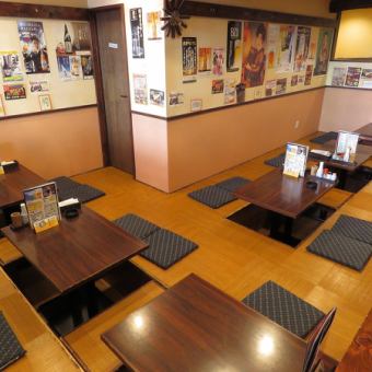 [Reservable] 70 people ~ Reservable.Maximum occupancy is 96 people.Please use it for banquets, first parties, second parties, alumni associations, welcome and farewell parties, etc. ♪ The atmosphere of an old-fashioned THE izakaya with old-fashioned walls and various posters.