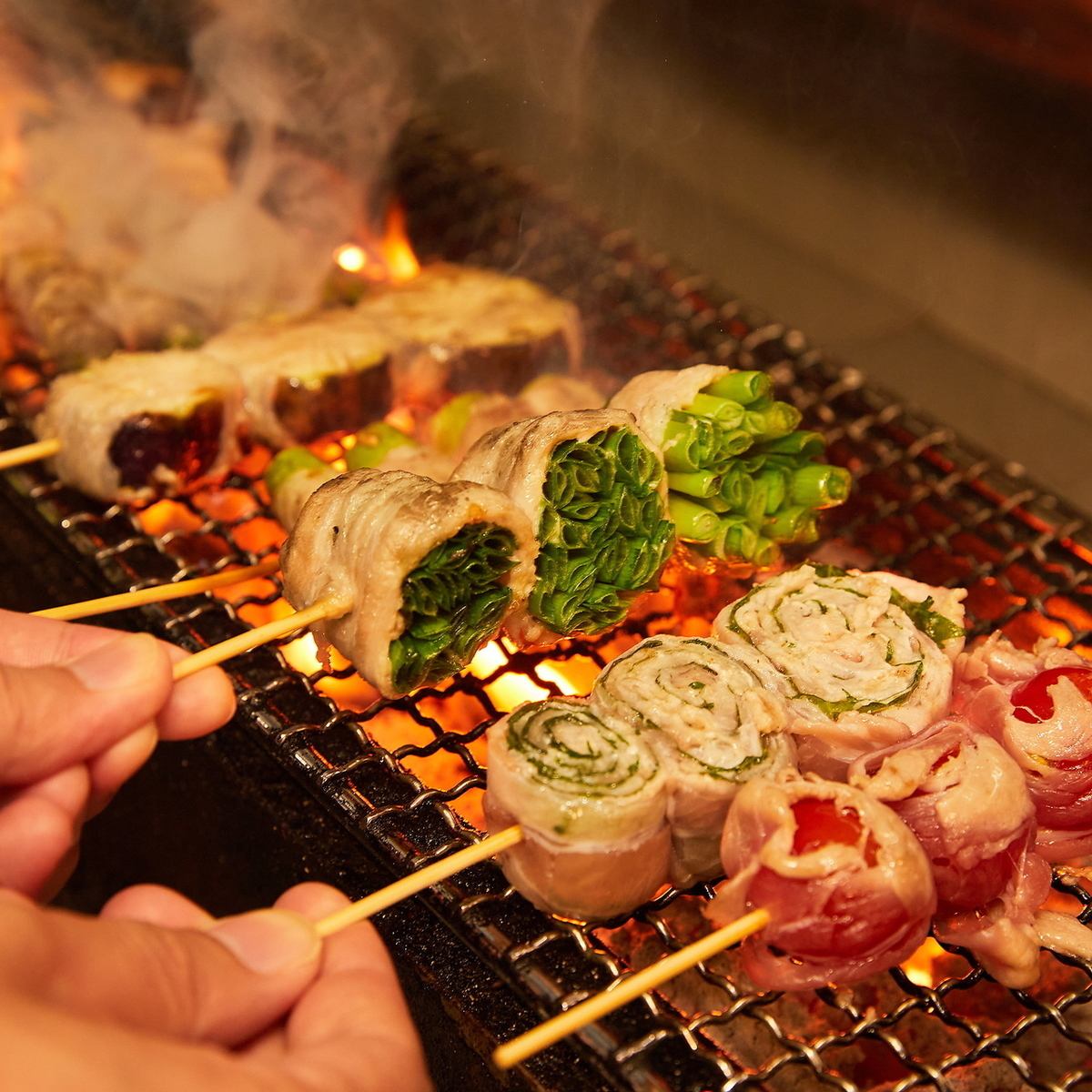 Yakitori grilled over binchotan charcoal, Hakata vegetable rolls, and other delicacies where you can enjoy the aroma of charcoal♪