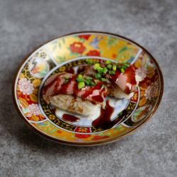 牛肉炙り寿司【2貫528円(税込)/4貫968円(税込)】