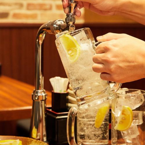 桌位有限!桌上提供無限暢飲的檸檬酸酒