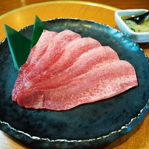 和牛牛舌配蔥花
