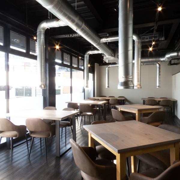 当店の茶色と白を基調とした店内は、暖かみがあり、落ち着いた雰囲気を醸し出しています。友人や家族との食事はもちろん。会社や友人たちの集まりの飲み会にも最適です。明るい自然光が差し込む窓際の席では、ゆったりとした時間を楽しむことができます。心地よい空間で、心温まる食事をお楽しみください。