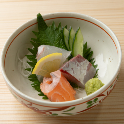 Assorted sashimi (3 types) 1 serving