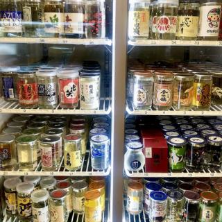 ホール通路には、３０種類のカップ酒がお出迎えしております。