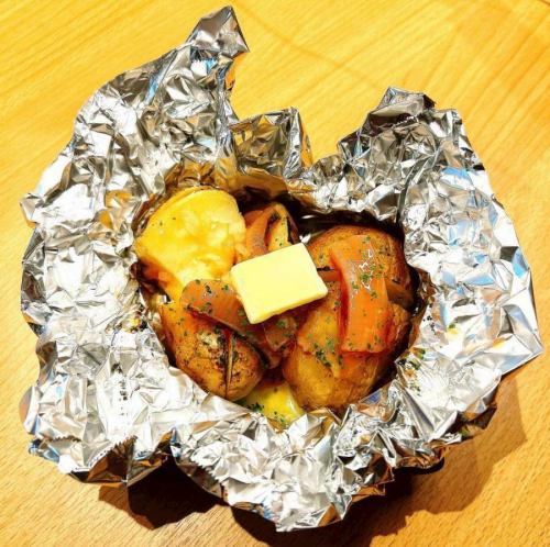 Potatoes baked in butter and foil