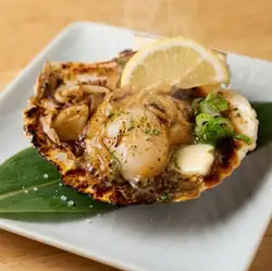 用奶油和醬油烤製的扇貝和蘑菇