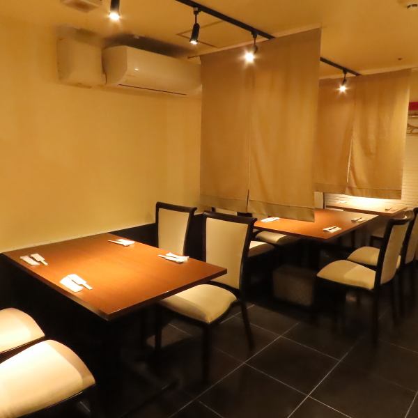 【テーブル席】各テーブル毎仕切りがあるため、落ち着いてお食事をお愉しみ頂けます。外して半個室にすることも可能です！2名様よりご案内いたします。会社宴会や各種ご家族でのご来店など、お気軽にご相談ください。