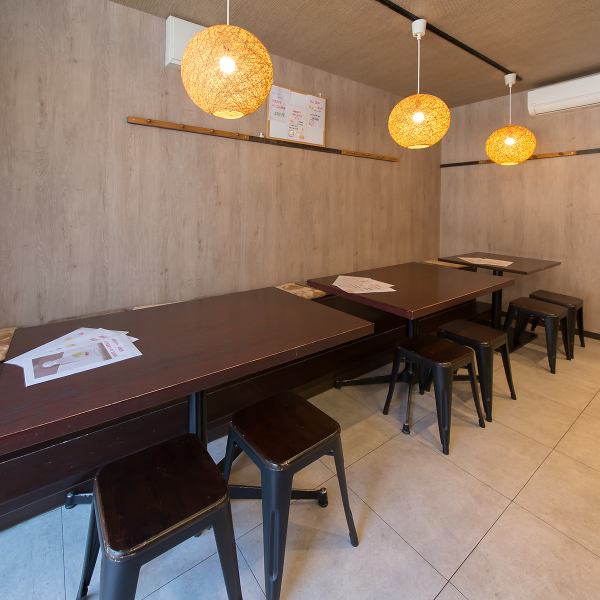 木の温もり溢れる広いテーブル席は、一体感のあるレイアウトで大人数の宴会に最適!暖色系の照明がリラックスした夜を演出し、対面キッチンの臨場感が宴をさらに盛り上げます。動きやすさも考慮した空間で、周囲を気にせず賑やかなひとときを。どんな集まりも、あたたかな雰囲気で包み込む自慢の会場です◎