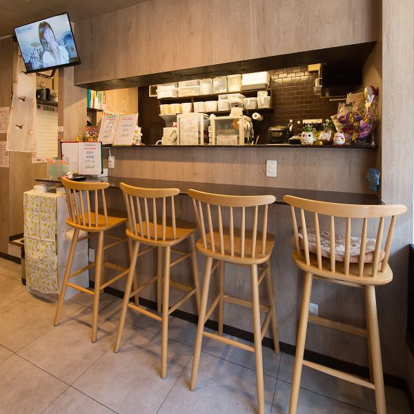 お一人様や女子会に好評!席間隔を広めに保ったカウンターと少人数テーブルは、木のインテリアが心地よい安らぎの空間。柔らかな照明の下、調理の活気を間近に感じながら、ゆったりとお喋りや食事を楽しめます。居心地の良さを追求した構成で、自分たちだけの特別な時間を気兼ねなく過ごせる特等席です♪