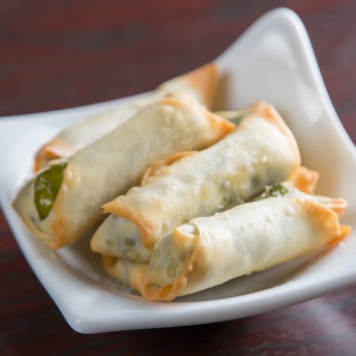 パリッと爽快！一口サイズで女性やお子様でも食べやすい「チーズと紫蘇のミニ春巻き」