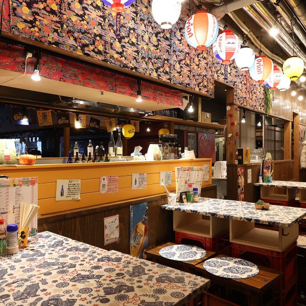 人々の活気で満ち溢れた、どこか懐かしい横丁の雰囲気を再現!店内に一歩入れば、南国・沖縄に旅行に来たような楽しい気分になれます。美味しい料理とお酒を囲んで、心ゆくまで賑やかなひとときを♪!