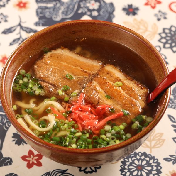 【手作りならではの優しいコク。沖縄の味を〆で】沖縄そば